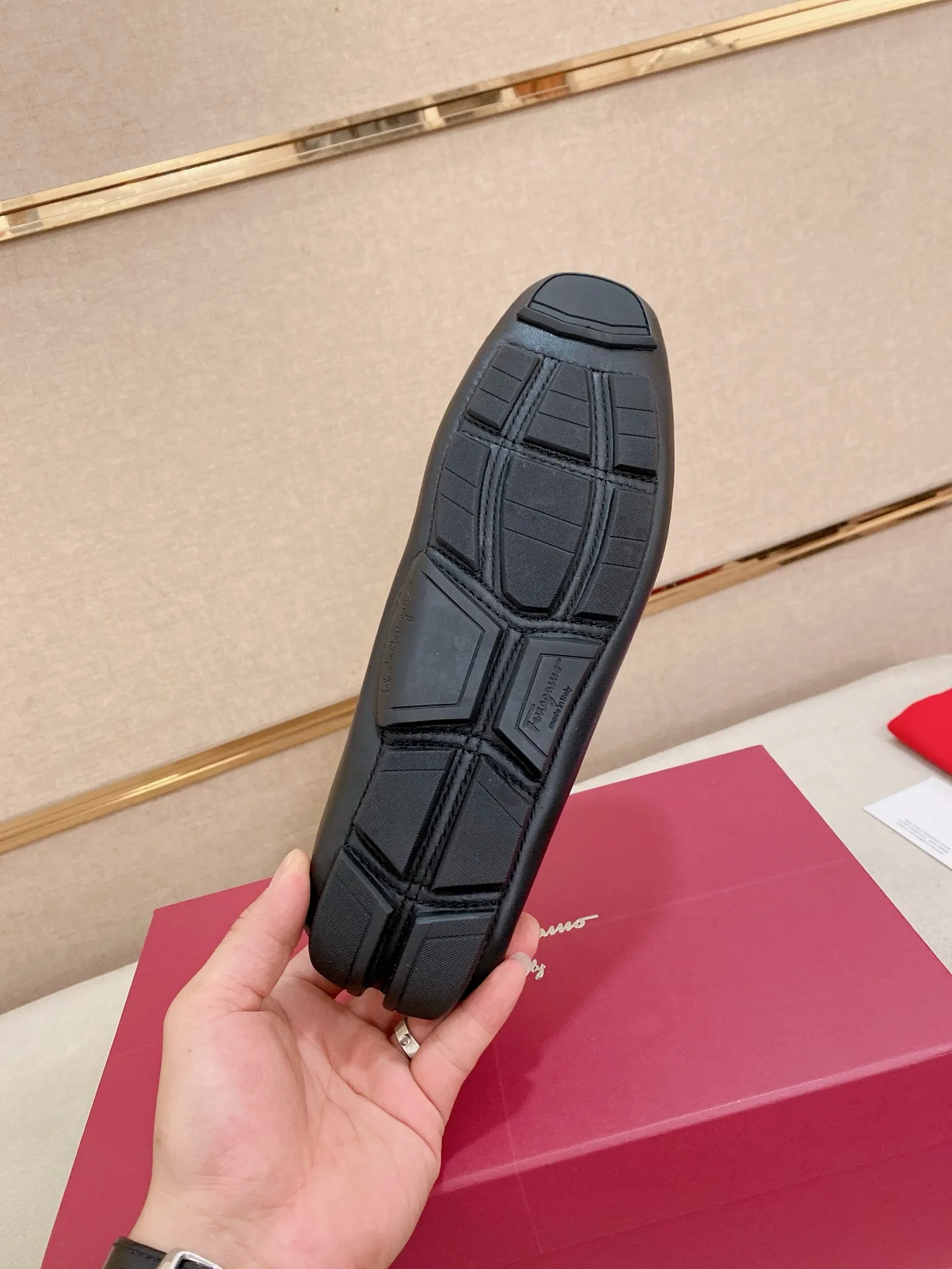 Men's shoes💰: 540💰High-end quality! Ferragamo🆕🆕Exclusive hot-selling products in stock🔥🔥New products on the shelves, high-quality Ferragamo men's pea shoes, high-end casual driving shoes, with complete packaging! 💪 💪 Material: imported first-layer pebbled cowhide 🐂 + imported high-quality water-dyed cowhide lining + wear-resistant outsole 👍🏻👍🏻 Features: high-end and comfortable, purely handmade 🚀 🚀 Create the perfect shoe that suits you best 🔥 🔥 Size: (38-44) 45 standard size can be customized!